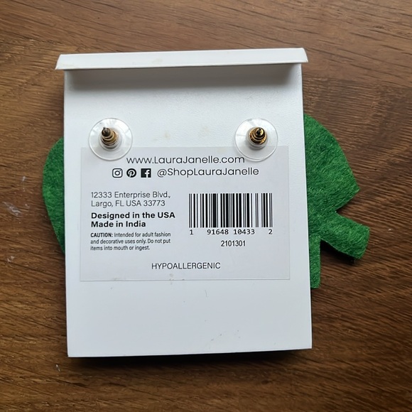 Christmas Wreath beaded earrings holiday new with tags - Picture 3 of 3